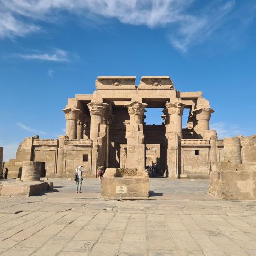 Abseits des Massentourismus organisieren wir für Sie unvergessliche Ausflüge – zu den Pyramiden von Gizeh, Alexandria, Assuan, nach Luxor, maßgeschneiderte Wüstentouren bis hin zu versteckten Oasen. 